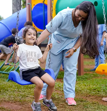 Criança brincando com a profissional da Clínica Interação