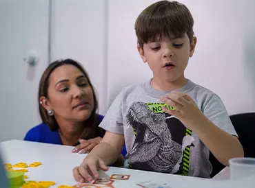 Criança recebendo assistência integral no Grupo Interação