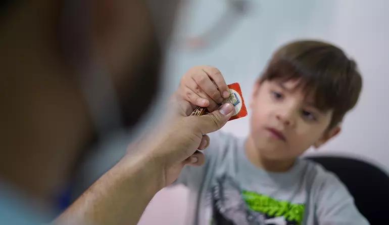 Criança recebendo assitência por meio do tratamento para apraxia da fala.